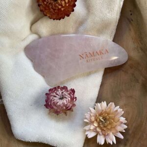 Gua sha sten ansigt - Namaka Rituals - Nani Gua Sha Rose Quartz 1